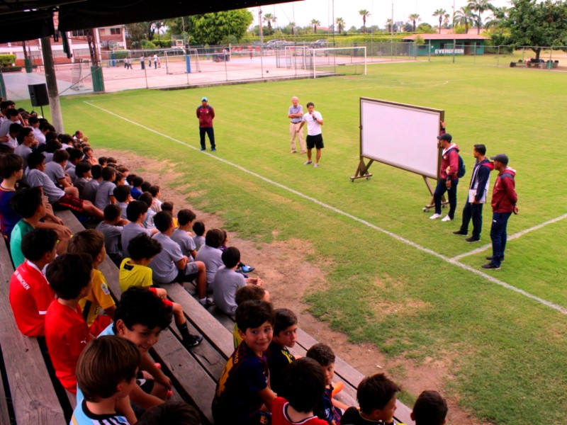 foto de Ex jugador argentino visita Torremar